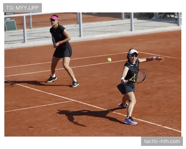 郑赛赛球场冷面无情，私下拎着名牌行李像刚下私人飞机的邻家千金